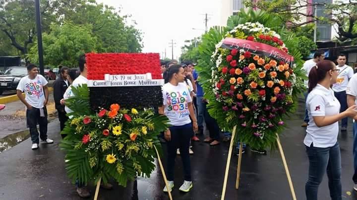 Juventud coloca ofrenda floral en Mausoleo del Comandante Borge