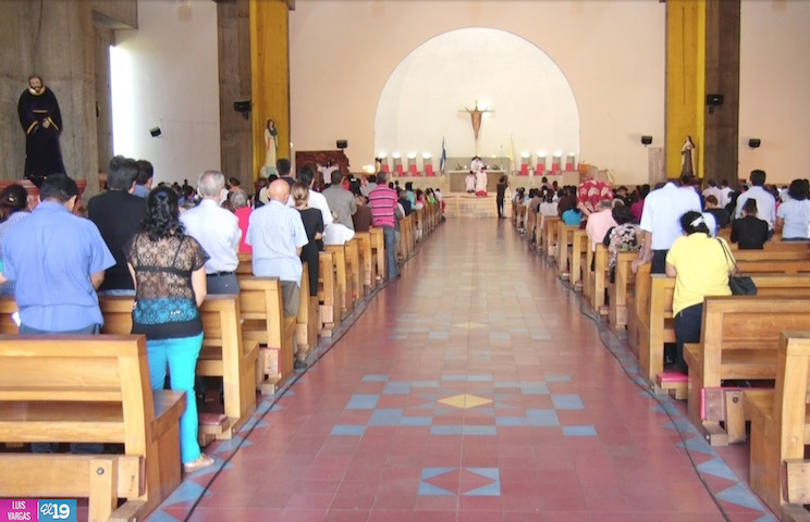 Feligreses acuden a misa dominical en Catedral de Managua