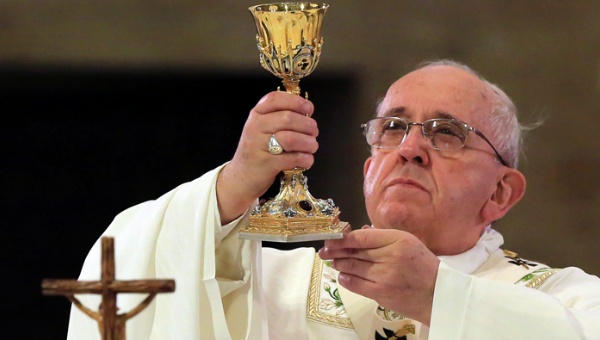 En Medio Oriente existe 'terrorismo de guante blanco': Papa Francisco