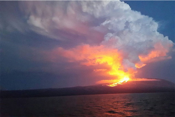 Volcán ecuatoriano Wolf entra en erupción