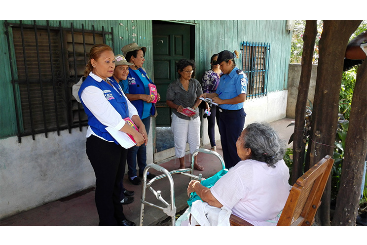 Consejeros recorren a pie barrios de Managua promoviendo una cultura de convivencia y armonía