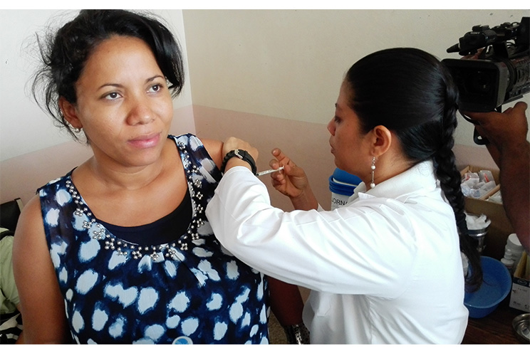 Miles de nicaragüenses se vacunan para protegerse de las enfermedades del invierno