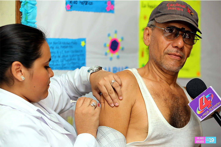 Población continúa vacunándose contra la neumonía e influenza