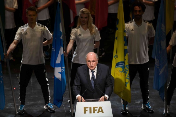 Blatter no renuncia y condena acciones de corruptos en la FIFA