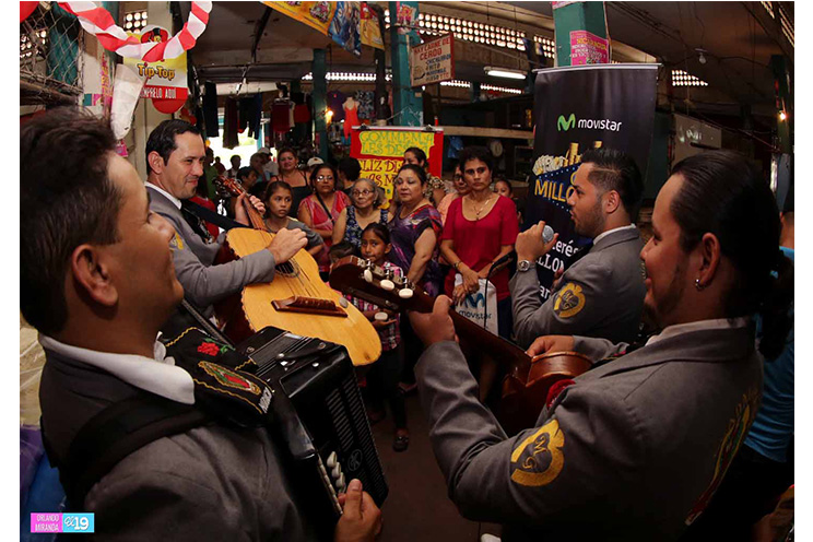Madres del mercado periférico de Managua celebran con mariachi su Día