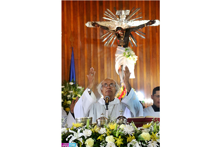 Cardenal Brenes celebra junto a familias masatepinas a la Santísima Trinidad