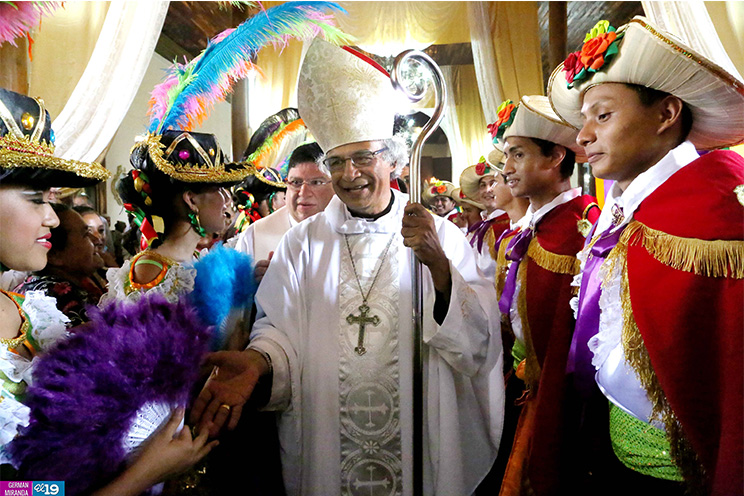 Cardenal Brenes celebra junto a familias masatepinas a la Santísima Trinidad