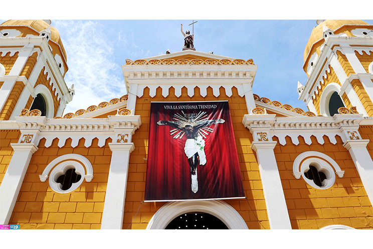 Cardenal Brenes celebra junto a familias masatepinas a la Santísima Trinidad