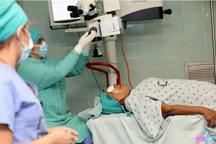 Médicos sandinistas operan a pacientes con problemas de ceguera