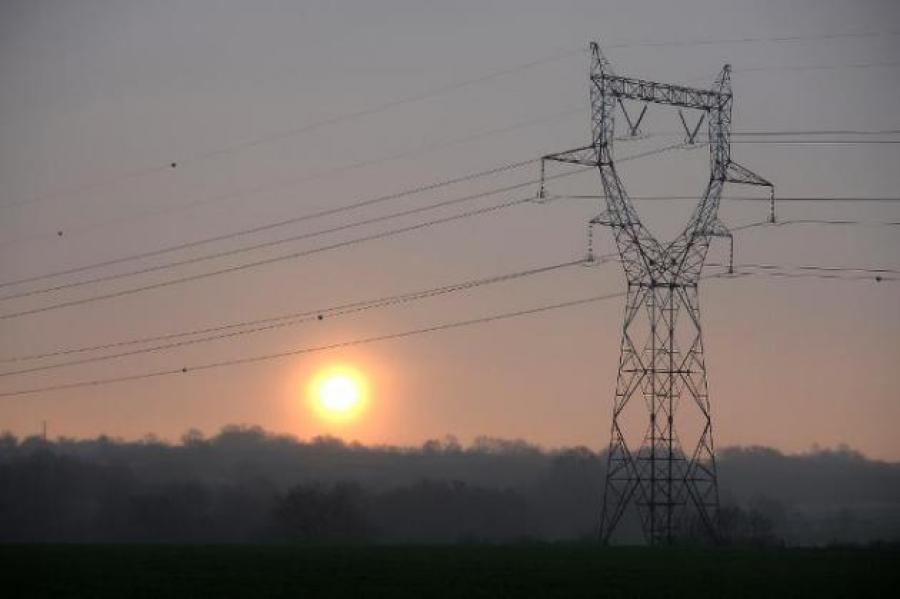 Hombre se sube a un poste eléctrico para pedir la vuelta de De Gaulle