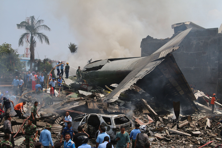 Avión militar se estrella en ciudad de Indonesia: al menos 113 muertos