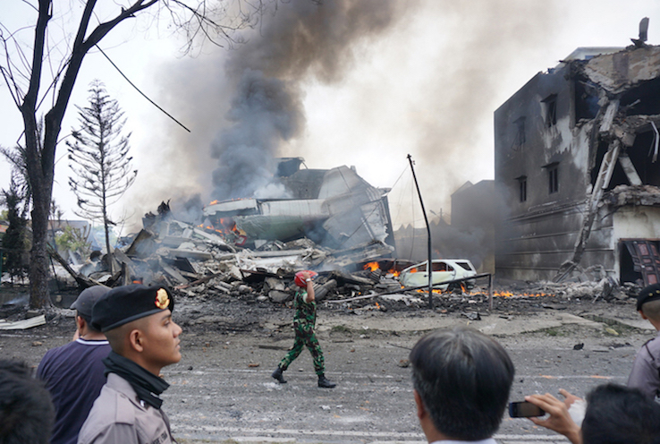 Avión militar se estrella en ciudad de Indonesia: al menos 113 muertos
