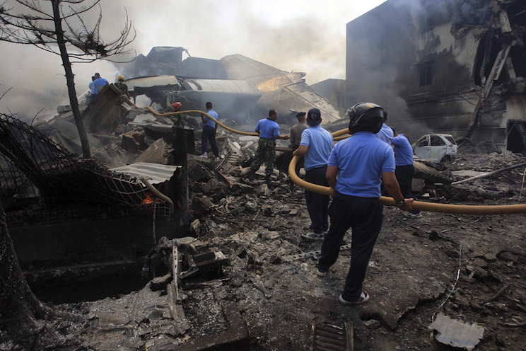 Avión militar se estrella en ciudad de Indonesia: al menos 113 muertos