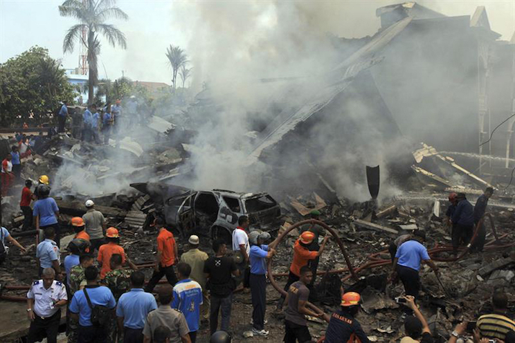 Avión militar se estrella en ciudad de Indonesia: al menos 113 muertos