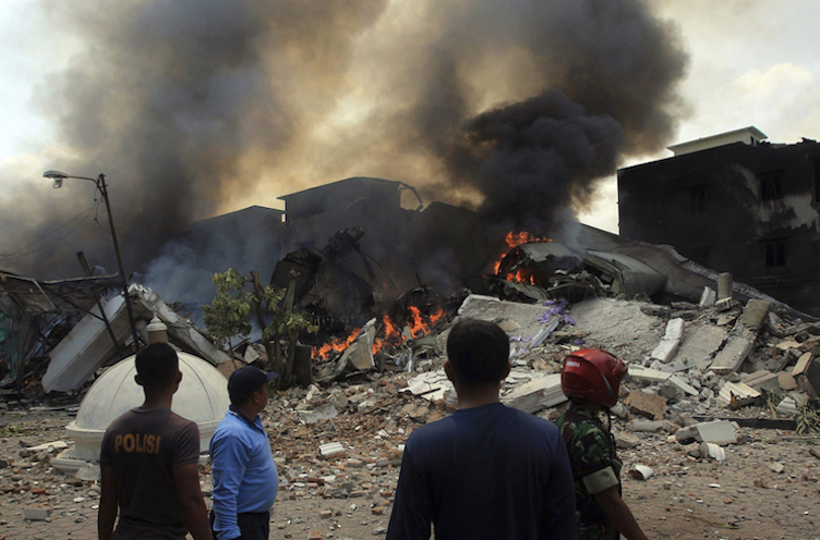 Avión militar se estrella en ciudad de Indonesia: al menos 113 muertos