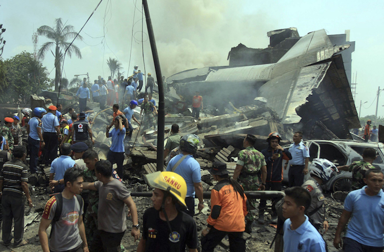 Avión militar se estrella en ciudad de Indonesia: al menos 113 muertos