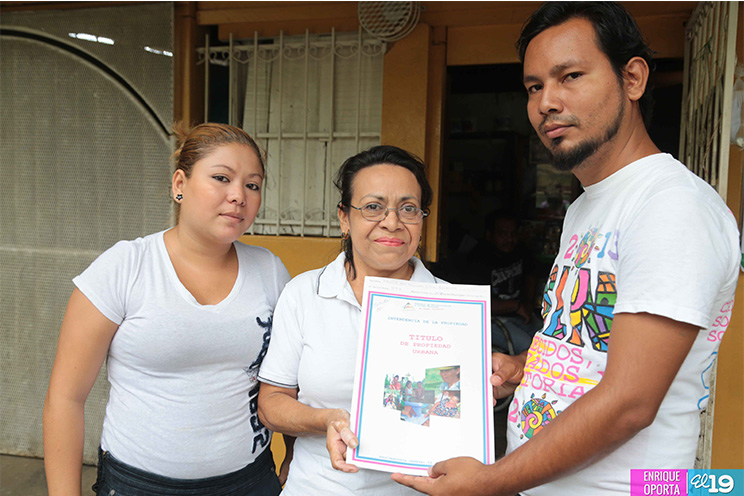 Celebrando el 36/19, más familias reciben títulos