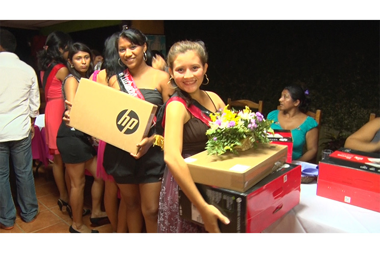 Madres de Héroes y Mártires son agasajadas por militancia sandinista en Masaya