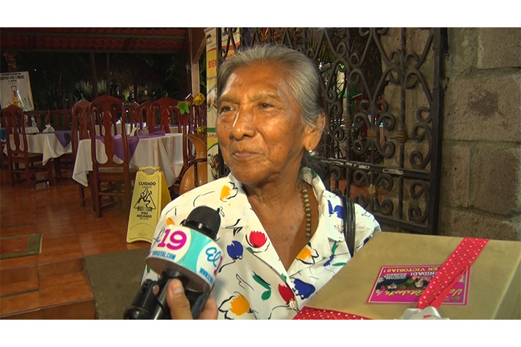 Madres de Héroes y Mártires son agasajadas por militancia sandinista en Masaya