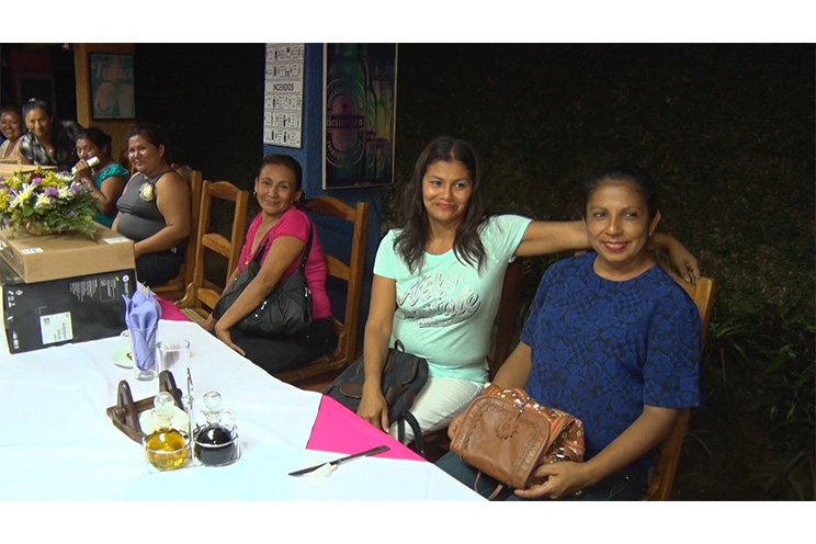 Madres de Héroes y Mártires son agasajadas por militancia sandinista en Masaya