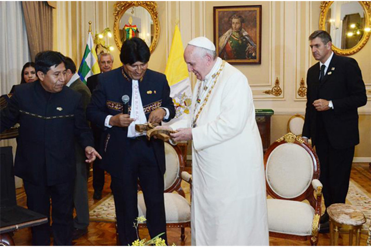 Papa Francisco y Evo Morales intercambian regalos durante encuentro privado