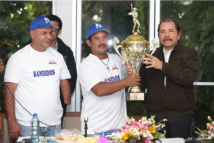 Presidente Daniel abandera a delegaciones que participarán en eventos deportivos internacionales