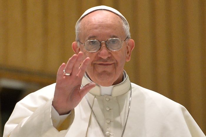 El Papa aclara que no se sintió ofendido por cruz “comunista”