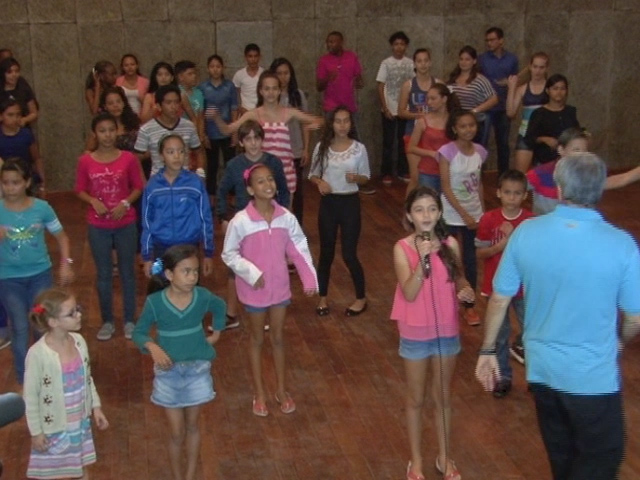 Niñ@s nicaragüenses y cubanos ensayan obra “La Cucarachita Martina”