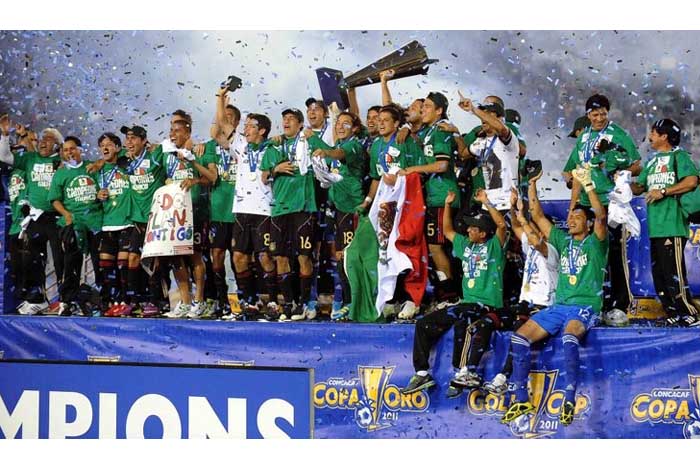 México, campeón, se bebe una Copa inmaculada, a pesar del arbitraje