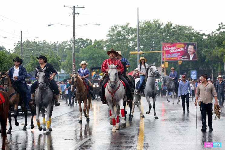 A pesar de la lluvia, desfile hípico en honor a Santo Domingo se realizó sin mayores incidentes
