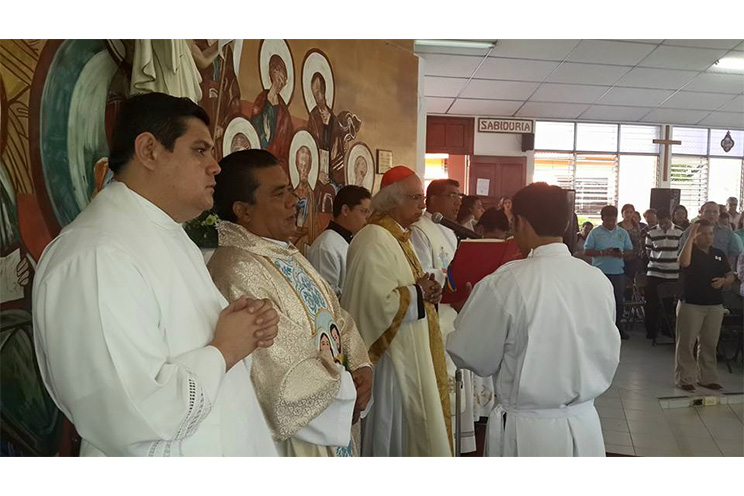 Comunidad católica celebra 41 Aniversario de vida sacerdotal de Monseñor Bismark Carballo