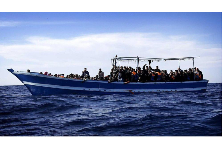 Vuelca embarcación con cientos de inmigrantes en el Canal de Sicilia