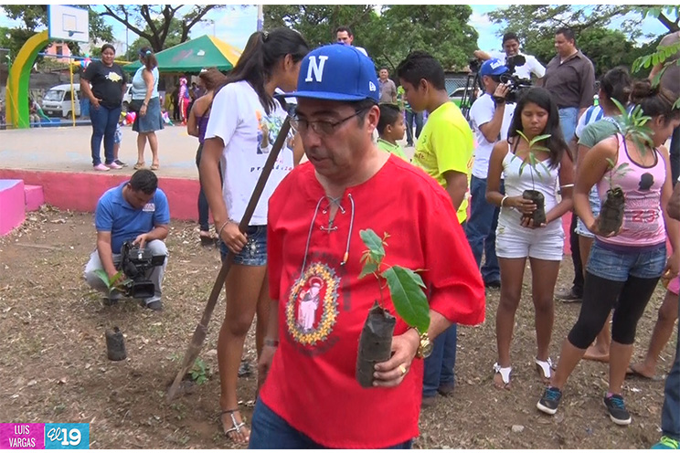Villa Venezuela inaugura remozamiento de parque con jornada de reforestación