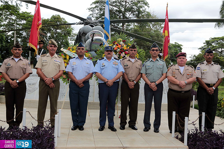 Colocan ofrendas florales en honor a los caídos de la Fuerza Aérea en el cumplimiento del deber
