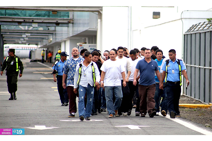 Autoridades nicaragüenses reciben a repatriados por deportación de Estados Unidos
