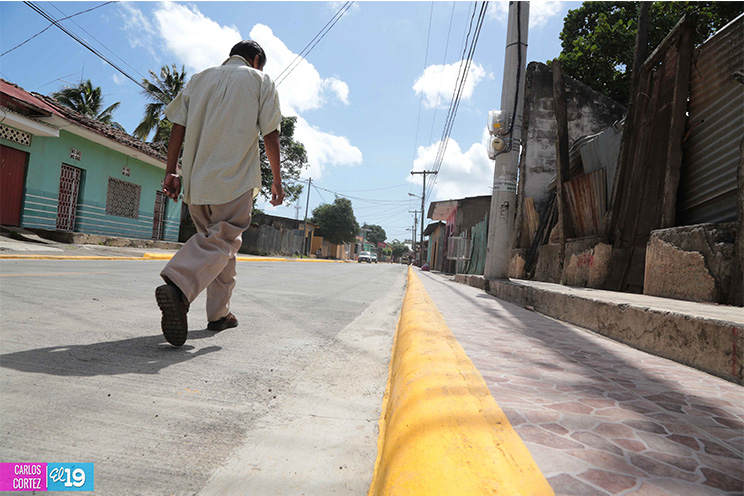 Familias del Barrio San Juan de Masaya estrenan calles de concreto hidráulico