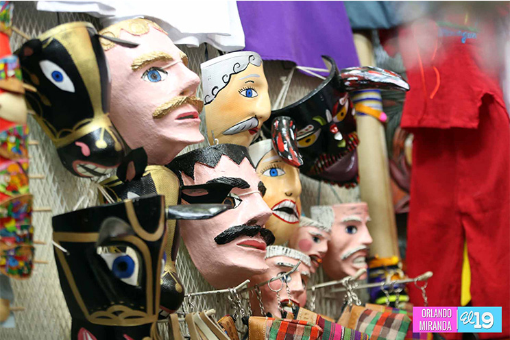 Comerciantes ofertan gran variedad de productos alusivos a festividades patrias