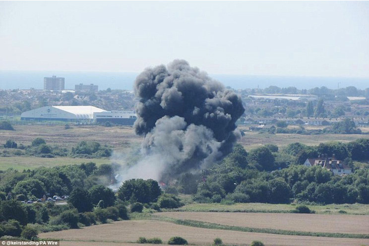 Varios muertos al estrellarse un avión de combate en una carretera en Inglaterra