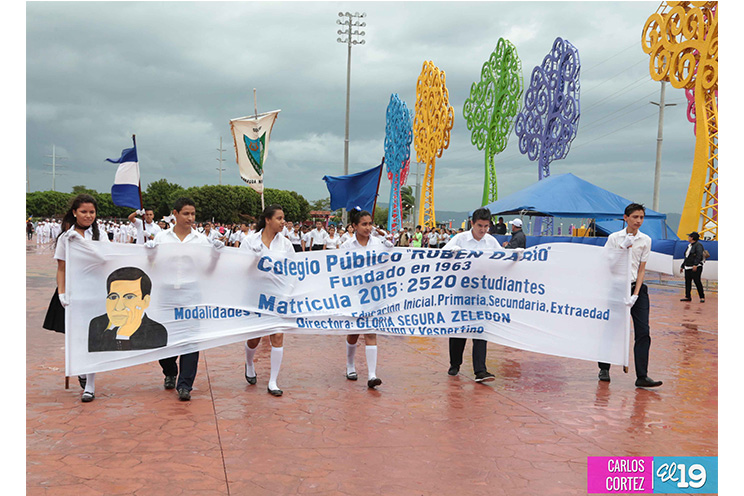 Dedican desfile patrio de los Distritos III y IV al aniversario de la Gran Cruzada Nacional de Alfabetización