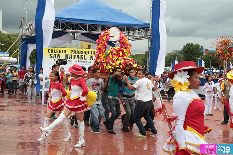 Dedican desfile patrio de los Distritos III y IV al aniversario de la Gran Cruzada Nacional de Alfabetización