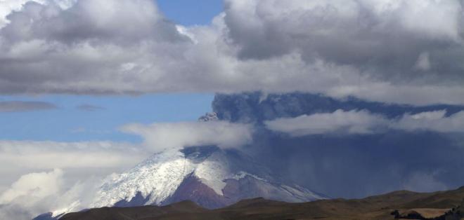 Ecuador: Volcán Cotopaxi emana cenizas y vapor constantemente
