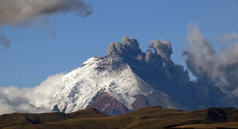 Ecuador: Habilitan albergues por actividad del volcán Cotopaxi
