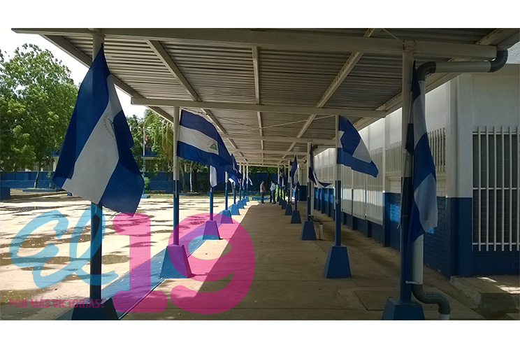 Estudiantes del instituto Elvis Díaz embanderan aulas para celebrar las Fiestas Patrias