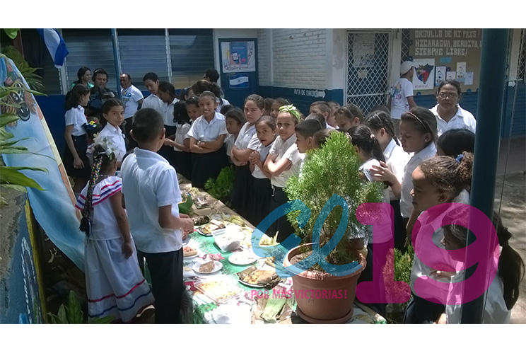Estudiantes del colegio Santa Rosa celebran a la patria con feria del maíz
