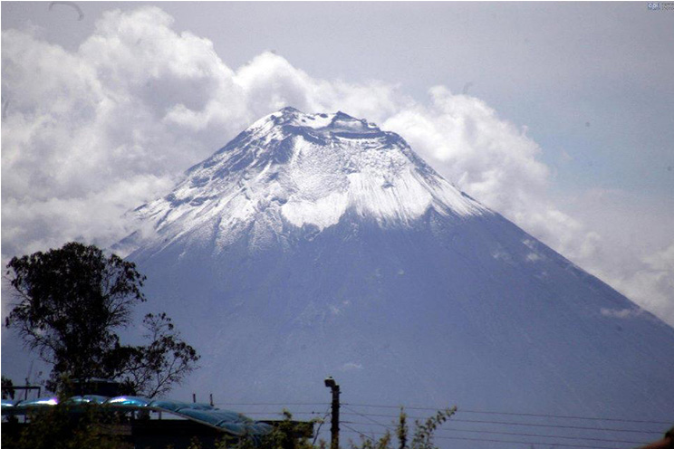 Un segundo volcán en Ecuador expulsa ceniza en medio de emergencia por Cotopaxi