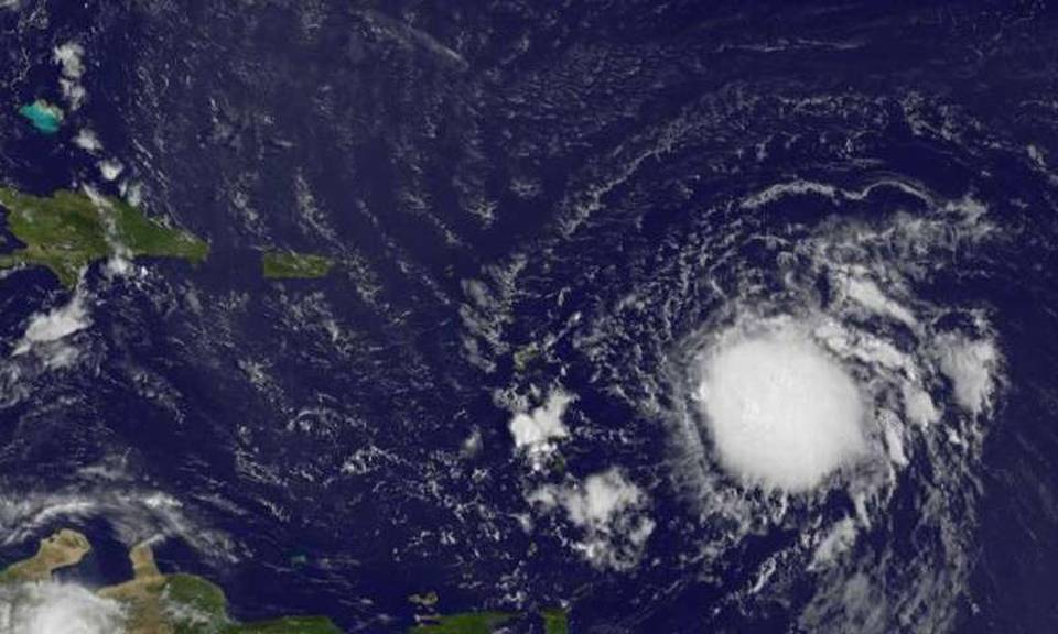 Erika se fortalece antes de llegar a Puerto Rico mientras Florida sigue en alerta