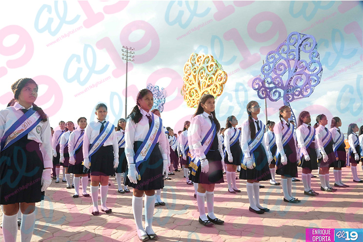 Estudiantes de los distritos V y VI desfilan enalteciendo valores de identidad y fervor patrio