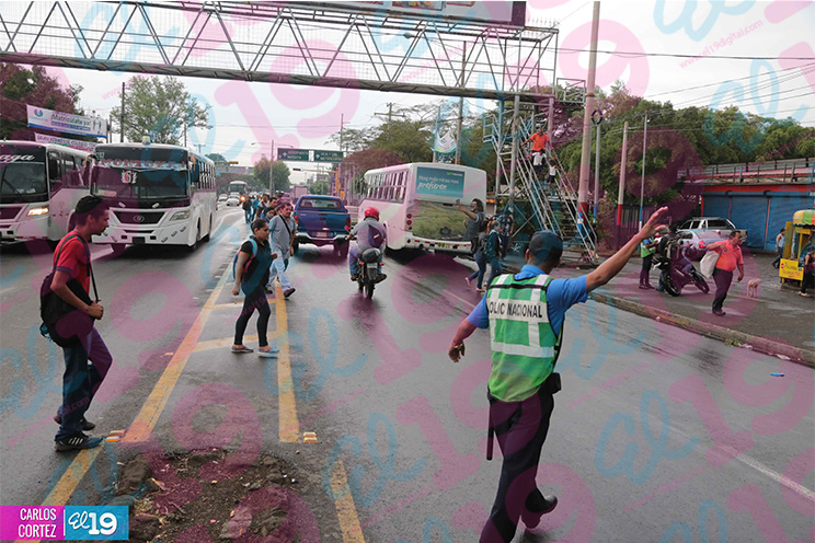 Comerciantes y usuarios se sienten tranquilos con presencia policial en paradas de buses