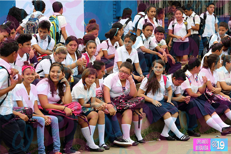Estudiantes de secundaria recrean histórica firma del Acta de Independencia