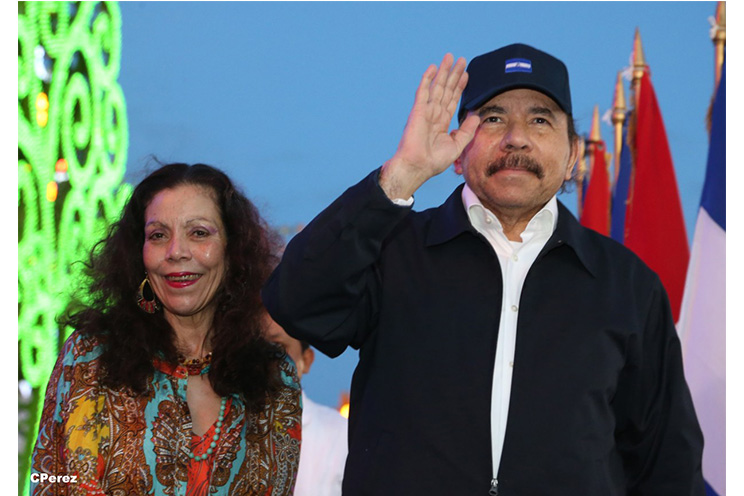 Presidente Daniel recibe de la selección nicaragüense de fútbol la Antorcha de la Independencia y la Unidad Centroamericana